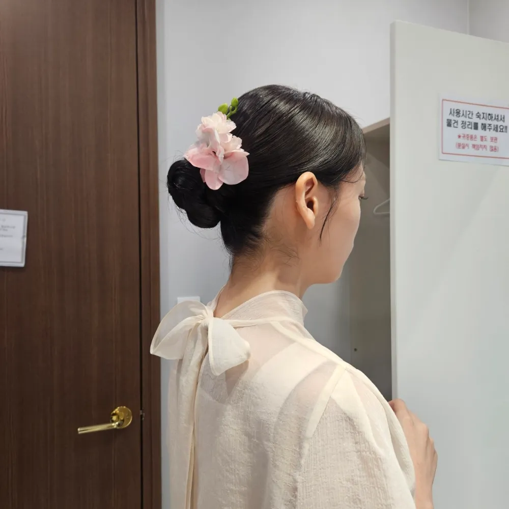 헤어핀과 리본 소품 연출